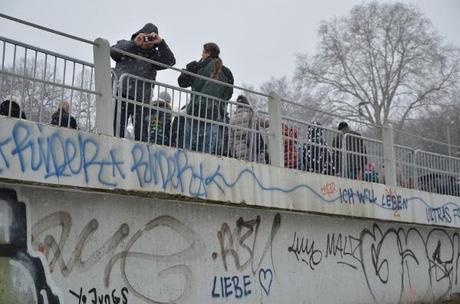 Düsseldorf: Menschen auf dem Tausendfüßler