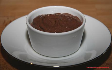 Französische vegane Mousse au Chocolat.