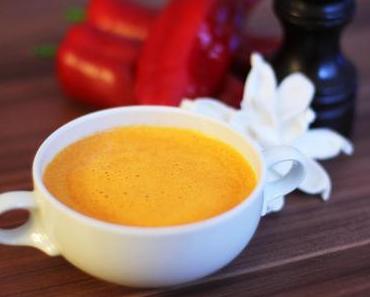 Grillpaprika-Cremesuppe mit Honig und Sesamöl