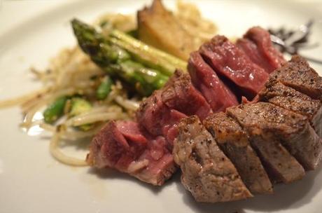 Wagyu-Steak an Gemüse im Restaurant Benkay Teppanyaki im Hotel Nikko Düsseldorf