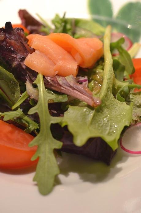 Salat mit Lachs im Restaurant Benkay Teppanyaki im Hotel Nikko Düsseldorf
