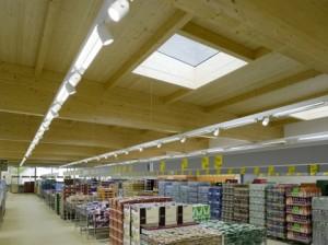 Tageslichtkuppeln im Dach reduzieren den Strombedarf für Beleuchtung.