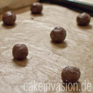 Cookie-Kugeln auf das Backblech setzen