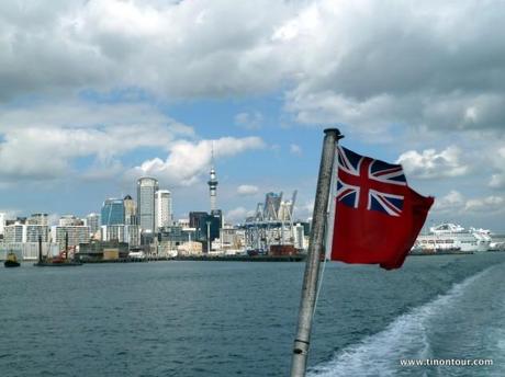Skyline von Auckland und Fahne von Neuseeland