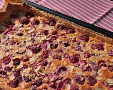 Gâteau aux framboises cuit sur une plaque