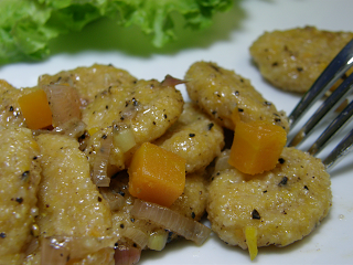 Süßkartoffel-Gnocchi in Begleitung von Olivenöl und falschem Wattleseed