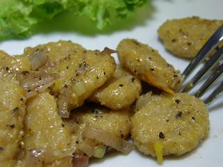 Süßkartoffel-Gnocchi in Begleitung von Olivenöl und falschem Wattleseed