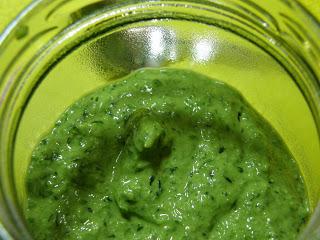 Asiatisches Shungiku-Pesto