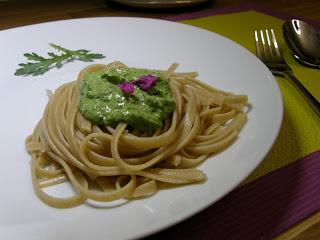 Asiatisches Shungiku-Pesto