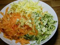 Lauwarmer Mizuna-Salat mit Linsen-Curry-Plätzchen