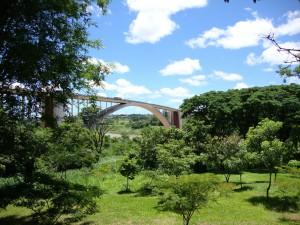 Freundschaftsbrücke Paraguay - Brasilien (Quelle: Liam and Hels, http://www.fotopedia.com/items/flickr-4188615084)