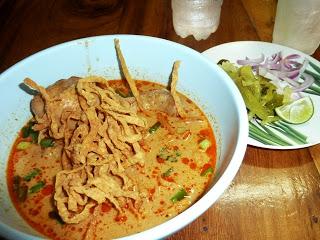 Khao Soi Gai – Chiang Mai Currynudeln mit Hähnchenfleisch / Chiang Mai Curry Noodles with Chicken