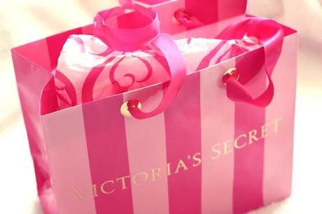 Gewinne ein Victoria's Secret X-MAS Present!
