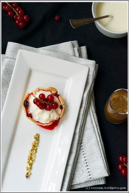 Stachelbeer-Johannisbeer-Törtchen mit Mascarponecréme