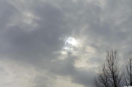 Sonne hinter dichten Wolken
