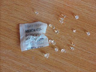 320px-Silica_gel_bag_open_with_beads