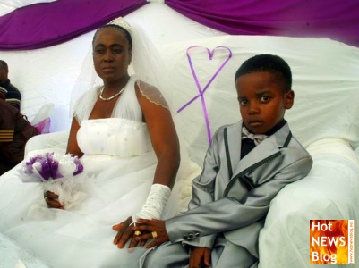 8-jähriger Knirps heiratet 61-jährige Frau
