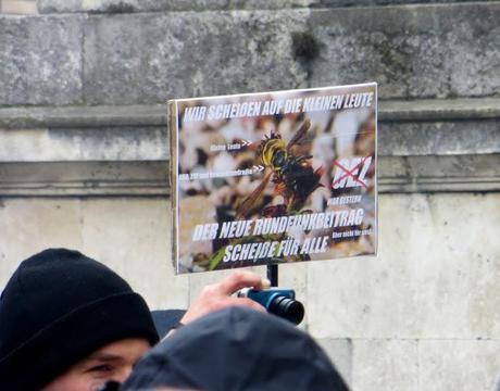 Im Kampf gegen die Kettenhunde der GEZ-Gebühren-Gier-Ganoven: Stadtrundgang durch München unter Polizeischutz!