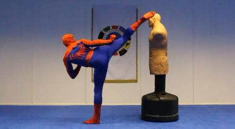 Taekwondo Spiderman zeigt Flips & Kicks 