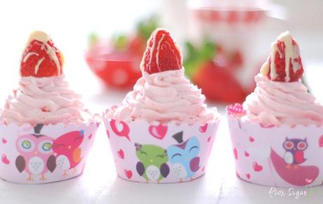 Erdbeercupcakes mit weißer Schokolade