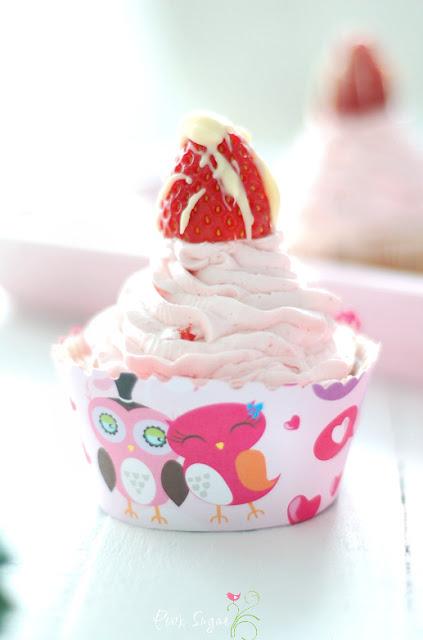Erdbeercupcakes mit weißer Schokolade