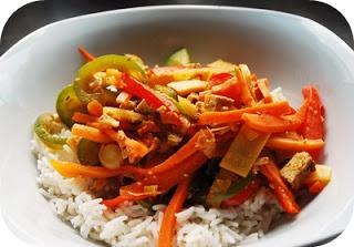 Pad Cha-seasoned Tofu & Gemüse mit Reis