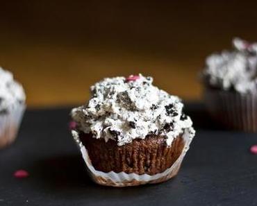 Süßes zum Valentinstag: Schokoladen Joghurt Cupcakes mit Oreo Cookie Sahne