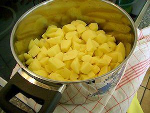 Kartoffeln schälen, würfeln und kochen