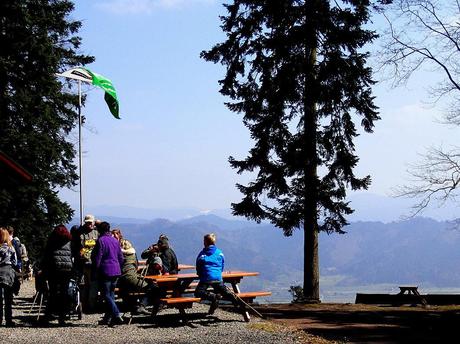 Schwarzwaldvereins-Hütte: Blick auf die Schneeflächen Richtung Norden