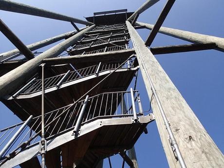 Der 28 m hohe Turm auf dem Hünersedel (744 m) - Foto: Erich Kimmich