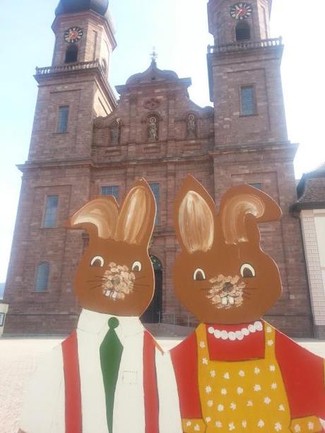 In St. Peter stehen 2 Osterhasen vor der Kirche.  - Foto: Erich Kimmich
