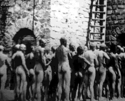 Gefangene vor der Vergasung in Auschwitz