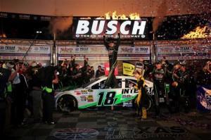 Kyle Busch gewinnt das NASCAR Rennen in Texas.