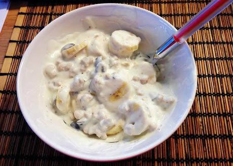 Knustermüsli mit Joghurt, Bananen und Schokoladenstücken