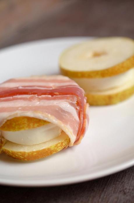 Zubereitung: Ziegenkäse-Birnen-Taler mit Bacon umwickelt
