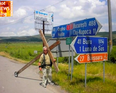 Gläubiger schleppt Riesenkreuz um die Welt