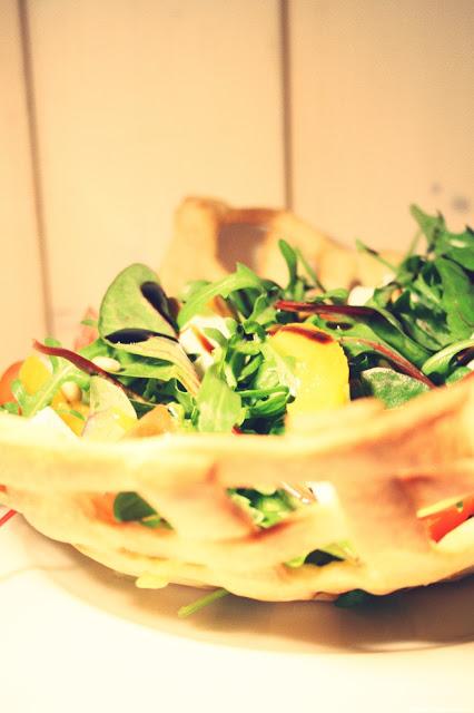 OSTERFREUDE: Aprikosen-Feta-Salat im Brotkorb & GIVE AWAY