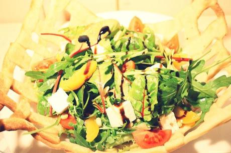 OSTERFREUDE: Aprikosen-Feta-Salat im Brotkorb & GIVE AWAY