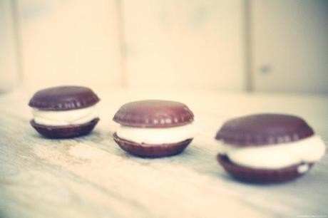 OSTERFREUDE: Schokoladen-Macarons mit falscher Löffeleifüllung