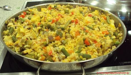 Gemüsepaella mit Räuchertofu, spanische vegetarische Küche.