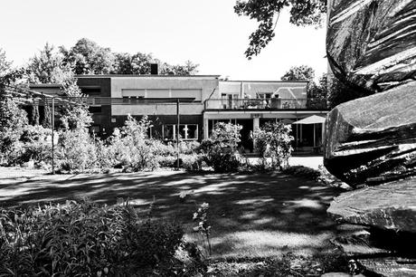 Bauhaus-Silhouette: „Villa V“ vom Garten aus gesehen Foto: Gesa Kieselmann