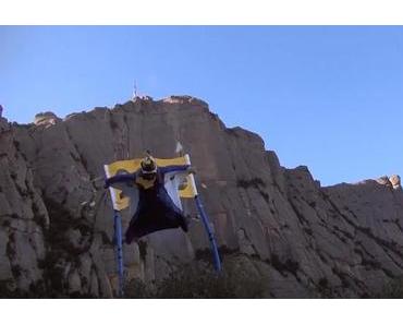 Wingsuit + 250 km/h + Loch in Felswand