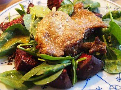 Linsen-Spinat Salat mit rote Beete und Confit de Canard