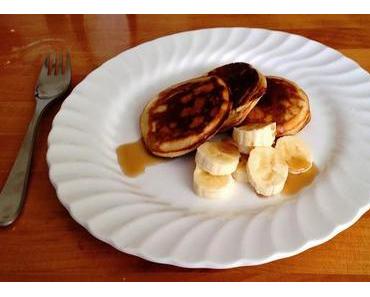 Pancakes mit Bananen und Ahornsirup
