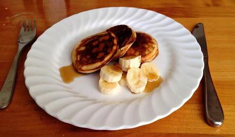 Pancakes mit Bananen und Ahornsirup