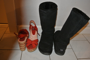 rote Pumps und Ugg Boots