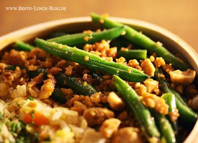 Bento #131: Gemüse-Bratreis mit Knoblauch-Bohnen und Tofubrösel