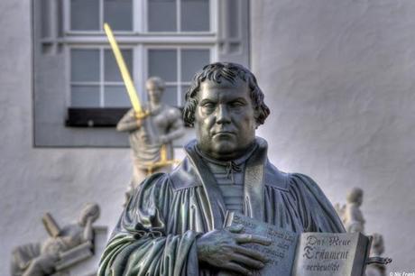 Martin-Luther-Denkmal (man beachte das Schwert im Hintergrund)