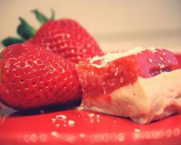 Panna Cotta Squares mit Erdbeermark und weißer Schokolade