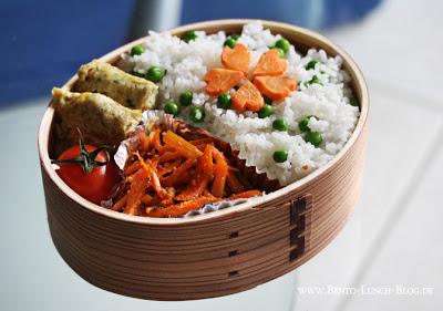 Bento #132: Würzige Karotten mit Tofu, Tamagoyaki & Erbsenreis